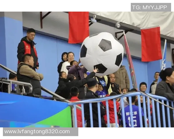 足球明星龙珠在赛场上激情庆祝进球引发全场热烈欢呼与狂欢气氛 足球明星龙珠在赛场上激情庆祝进球引发全场热烈欢呼与狂欢气氛