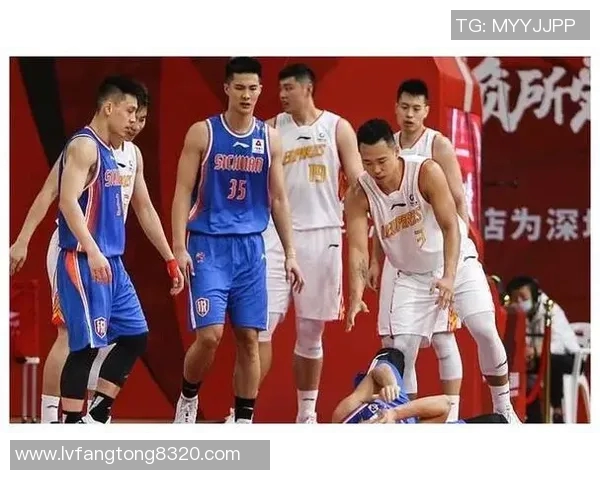 南京篮球队配合问题引发热议球迷对战术执行和团队默契展开激烈讨论
